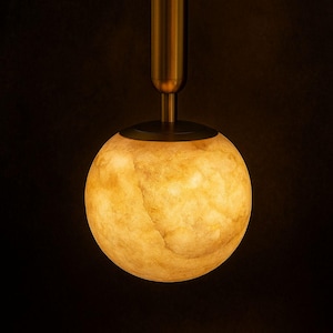 Suspension globe en marbre blanc : plafonnier avec tige en laiton