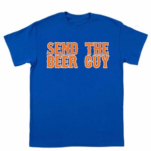 Puede incluir: Una camiseta azul real con el texto "SEND THE BEER GUY" en naranja.
