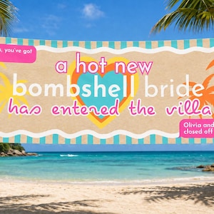 Op de afbeelding: Een rechthoekige banner met een beige achtergrond met blauwgroene strepen, oranje en gele palmbomen en een centraal hart. De tekst luidt: a hot new bombshell bride has entered the villa, islanders, you've got a text!, en Olivia and Nate are closed off.