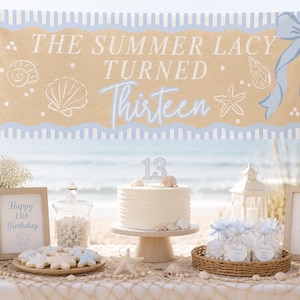 Puede incluir: Una pancarta rectangular con rayas verticales azul claro y blancas en los bordes y un centro color canela con el texto THE SUMMER LACY TURNED Thirteen en blanco y azul, decorada con dibujos lineales blancos de conchas, una estrella de mar y un lazo.