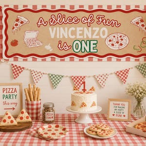 Può includere: Una decorazione per feste di compleanno a tema pizza con un grande striscione con la scritta A Slice of Fun VINCENZO is ONE, una torta bianca con un topper numero uno, piatti a tema pizza, una scatola di pizza al salamino e palloncini.