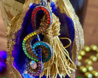 Krewe of Muse Style Mardi Gras Shoe Favor Hand-Painted Oyster Shell Wine Bracelet