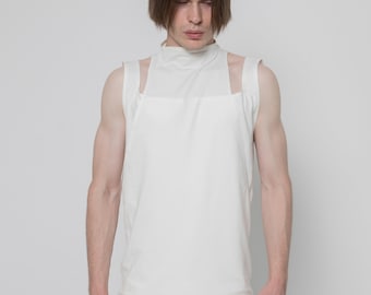 Op de afbeelding: Een wit tanktop met een hoge halslijn en twee uitsnijdingen op de schouders. Het shirt is gemaakt van een zachte, lichtgewicht stof en heeft een ontspannen pasvorm.