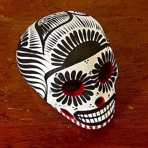 Teschio di zucchero messicano dipinto a mano Dia de Muertos/Giorno dei Morti Calavera - Teschio dipinto in ceramica e acrilico immagine 3