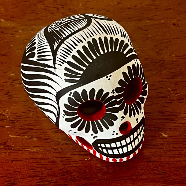 Teschio di zucchero messicano dipinto a mano Dia de Muertos/Giorno dei Morti Calavera - Teschio dipinto in ceramica e acrilico immagine 3