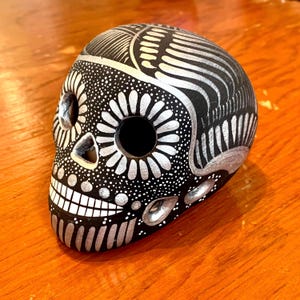 Calavera de azúcar mexicana de cerámica pintada a mano Calavera mexicana del Día de los Muertos Calavera de Barro [Negro/Plata - 3 tamaños]