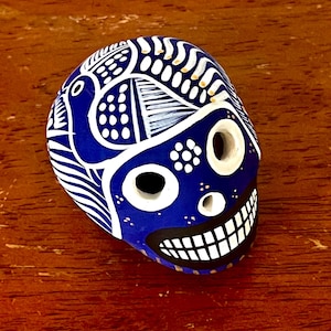 Teschio di zucchero messicano dipinto a mano Dia de Muertos/Giorno dei Morti Calavera - Teschio dipinto in ceramica e acrilico immagine 6