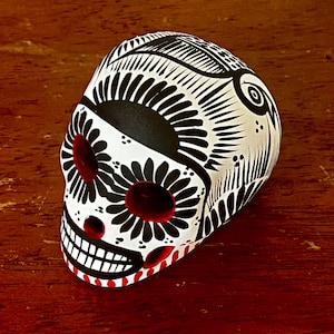 Teschio di zucchero messicano dipinto a mano Dia de Muertos/Giorno dei Morti Calavera - Teschio dipinto in ceramica e acrilico White - small