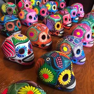 Handgeschilderde Mexicaanse keramische schedel Dag van de Doden [willekeurige kleur] Calavera de Dia de Muertos-schedel Handgeschilderde schedel