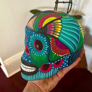Großer handbemalter mexikanischer Zuckerschädel [Farbe wählen] Dia de Muertos/Tag der Toten Calavera - Keramik & Acryl bemalter Schädel wie abgebildet