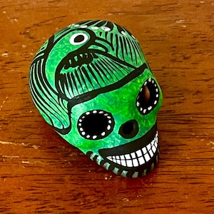 Teschio di zucchero messicano dipinto a mano Dia de Muertos/Giorno dei Morti Calavera - Teschio dipinto in ceramica e acrilico immagine 2