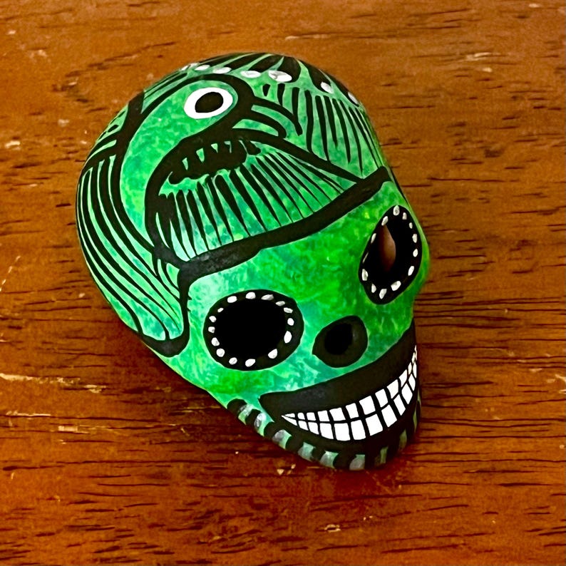 Teschio di zucchero messicano dipinto a mano Dia de Muertos/Giorno dei Morti Calavera - Teschio dipinto in ceramica e acrilico immagine 2