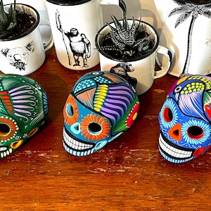 Hand painted Ceramic Mexican Sugar Skull Mexican Day of the Dead Skull Calavera de Dia de Muertos Calavera de Barro [random color - 4 sizes]