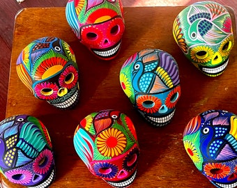 Teschio di zucchero in ceramica dipinto a mano: decorazione per il Giorno dei Morti