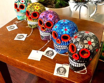 Teschio messicano 'Sugar' dipinto a mano [Scegli il colore] Giorno dei morti in ceramica Calavera de Dia de Muertos Cinco de Mayo - Su ordinazione