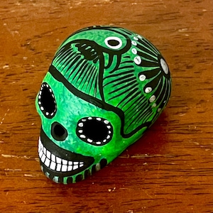 Teschio di zucchero messicano dipinto a mano Dia de Muertos/Giorno dei Morti Calavera - Teschio dipinto in ceramica e acrilico green - mini