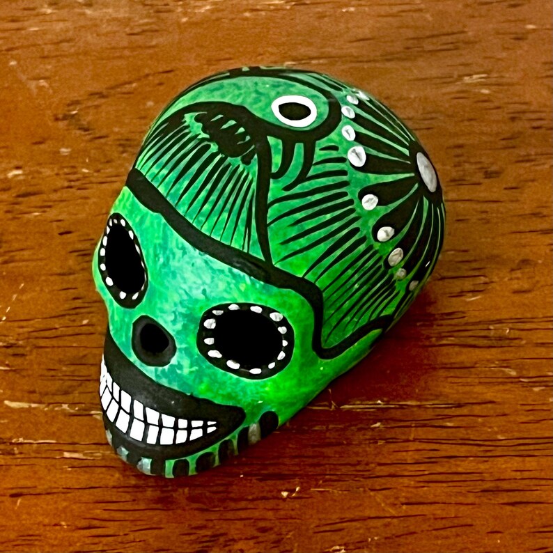 Teschio di zucchero messicano dipinto a mano Dia de Muertos/Giorno dei Morti Calavera - Teschio dipinto in ceramica e acrilico green - mini