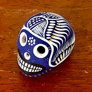 Teschio di zucchero messicano dipinto a mano Dia de Muertos/Giorno dei Morti Calavera - Teschio dipinto in ceramica e acrilico Blue - mini
