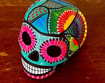 Calavera in ceramica dipinta a mano a forma di teschio di zucchero – Autentica decorazione di arte popolare messicana