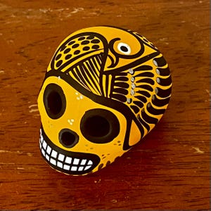 Teschio di zucchero messicano dipinto a mano Dia de Muertos/Giorno dei Morti Calavera - Teschio dipinto in ceramica e acrilico Yellow - mini