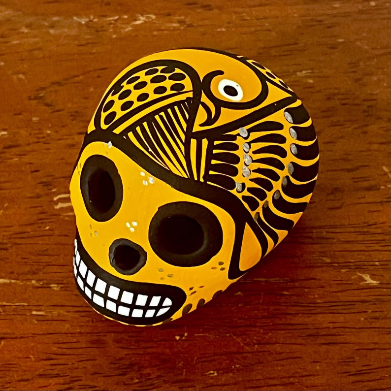 Teschio di zucchero messicano dipinto a mano Dia de Muertos/Giorno dei Morti Calavera - Teschio dipinto in ceramica e acrilico Yellow - mini