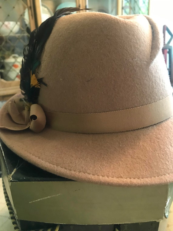 Vintage late 1940s woman fedora style felt hat.