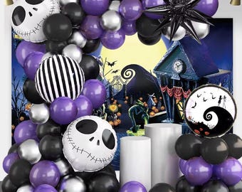 Puede incluir: Un arco de globos temático de Halloween con globos negros, morados y plateados. Incluye globos de Jack Skellington y a rayas, con un telón de fondo de una escena espeluznante con luna llena y una casa embrujada.