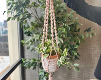 Macetero colgante de macramé en espiral rosa perla, macramé para maceta, nudo de hélice retorcido, decoración vintage rosa de los años 70, macetero bohemio grande con borla