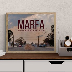 ▷ Poster Prada Marfa Rouge (affiche encadrée)