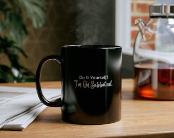 Sabbatical svart kaffemugg, roligt motiverande citat, 33 cl