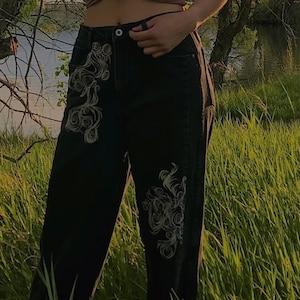 mid/low rise black dad jeans. with bleach swirl design.