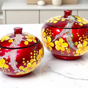 Handgjord rödlackerad körsbärsblomskruka med äggskalinläggning