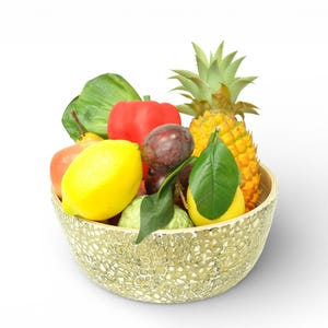Puede incluir: Un cuenco decorativo lleno de una variedad de frutas y verduras frescas. El arreglo incluye una piña, limón, pimiento rojo, ciruela y hojas verdes. El cuenco tiene un exterior texturizado de color verde claro.