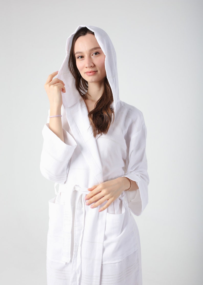 Gepersonaliseerde witte lichtgewicht gewaden voor vrouwen, KimonoRobe, aangepaste gewaad, kamerjas, katoenen zomergewaad met capuchon, bruidsgewaad afbeelding 1