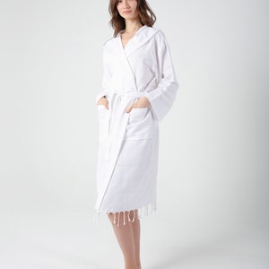 Gepersonaliseerde witte lichtgewicht gewaden voor vrouwen, KimonoRobe, aangepaste gewaad, kamerjas, katoenen zomergewaad met capuchon, bruidsgewaad afbeelding 2