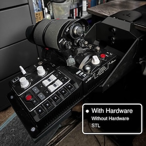 Könnte beinhalten: Ein schwarzes Flugsimulator-Bedienfeld mit verschiedenen Knöpfen, Schaltern und Drehreglern. Oben ist eine große, zylindrische Linse montiert. Der Text "With Hardware, Without Hardware, STL" wird in einem weißen Feld angezeigt.