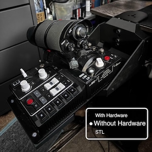 Könnte beinhalten: Ein schwarzes Flugsimulator-Bedienfeld mit verschiedenen Knöpfen, Schaltern und Drehreglern. Das Panel hat eine zylindrische Komponente oben und ein weißes Etikett mit der Aufschrift "With Hardware" und "Without Hardware".