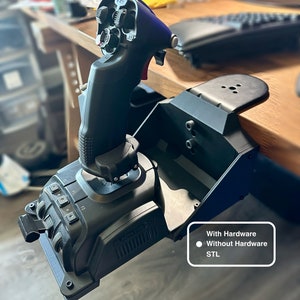 Könnte beinhalten: Ein schwarzer Joystick mit mehreren Knöpfen und einem Gashebel, der auf einer schwarzen Schreibtischhalterung montiert ist. Die Halterung trägt ein Etikett mit der Aufschrift "GLADIATOR 3.0". Das Bild enthält Text, der "With Hardware", "Without Hardware" und "STL" lautet.