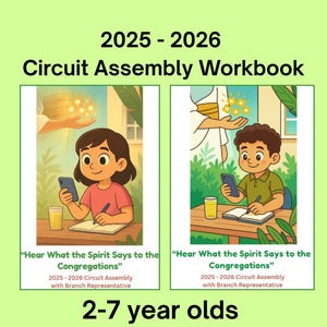 Op de afbeelding: Een groene werkboekomslag met de tekst "2025-2026 Circuit Assembly Workbook". Twee illustraties van kinderen met smartphones en werkboeken zijn te zien. De tekst "Hear What the Spirit Says to the Congregations" is ook opgenomen.