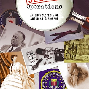 Puede incluir: Un collage de imágenes relacionadas con el espionaje, con una portada de libro titulada "Spies, Wiretaps, and Secret Operations" vista a través de una lupa. Otras imágenes incluyen figuras históricas, un avión y el sello del FBI.