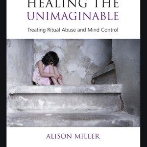 Könnte beinhalten: Ein Buchcover mit dem Titel "Heilung des Unvorstellbaren: Behandlung von rituellem Missbrauch und Gedankenkontrolle" von Alison Miller. Das Cover zeigt ein junges Mädchen, das auf einer Betontreppe sitzt und nach unten schaut.