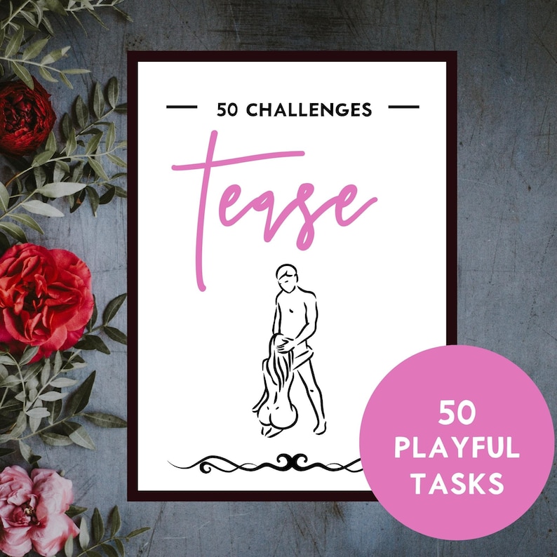 Puede incluir: Una tarjeta imprimible con el texto "50 Challenges - Tease" en rosa y negro. Debajo del texto hay una ilustraci&oacute;n en blanco y negro de una pareja en una pose juguetona. Un c&iacute;rculo rosa con el texto "50 Playful Tasks" est&aacute; en la esquina inferior derecha.