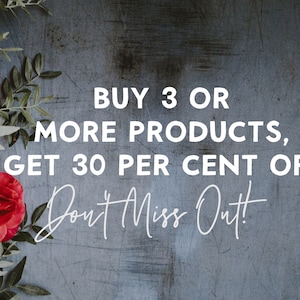 Puede incluir: Un arreglo floral con rosas rojas y hojas verdes sobre un fondo gris. El texto "BUY 3 OR MORE PRODUCTS, GET 30 PER CENT OFF! Don't Miss Out!" est&aacute; escrito en blanco.