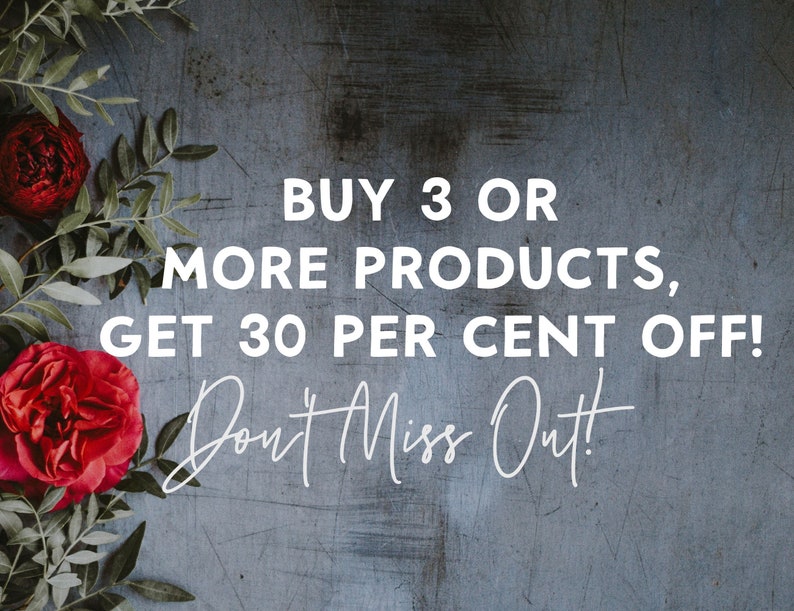 Puede incluir: Un arreglo floral con rosas rojas y hojas verdes sobre un fondo gris. El texto "BUY 3 OR MORE PRODUCTS, GET 30 PER CENT OFF! Don't Miss Out!" est&aacute; escrito en blanco.