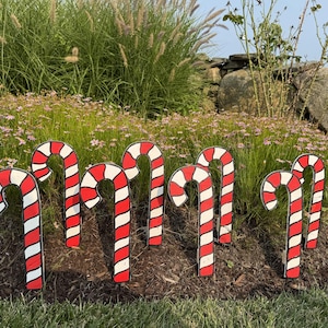 Recortes de bengala de doces de Natal - Pacote com 8 pequenos | Estacas festivas para jardim de madeira | Decoração de gramado natalina pintada à mão | Marcadores de caminho | 28 cm de altura x 13 cm de largura
