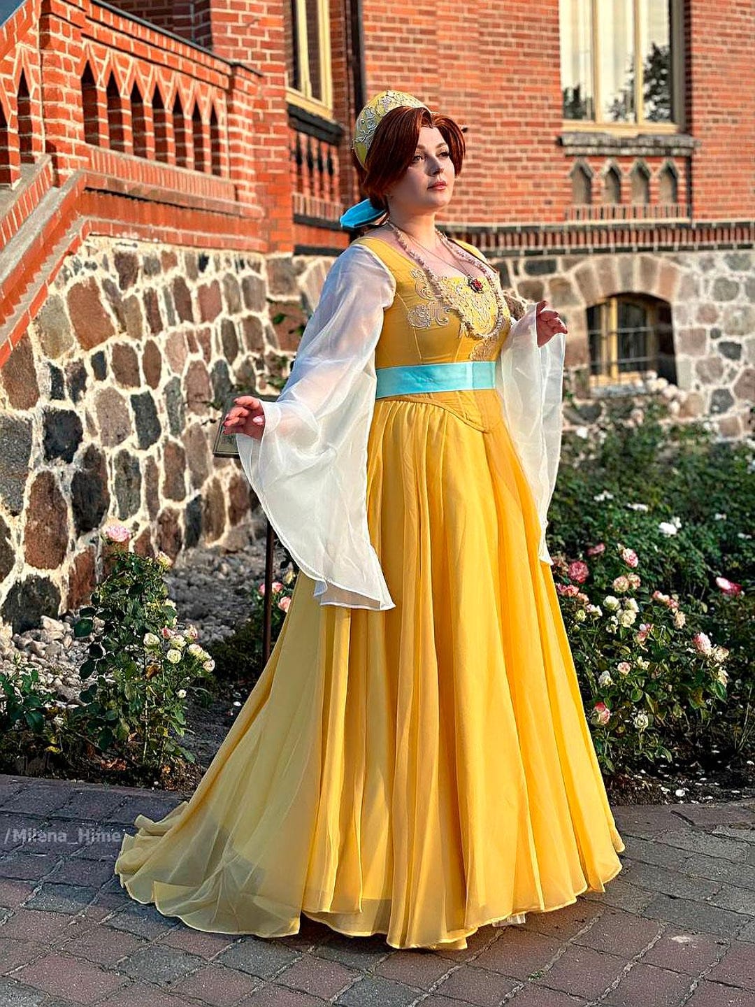 アナスタシア姫のコスプレドレス：ゴールデンイエロー、刺繍入り