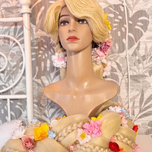 Peruca de cosplay da Rapunzel com tranças emaranhadas, pronta para envio.