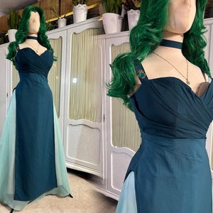 Puede incluir: Un vestido de fiesta verde azulado y verde agua con escote coraz&oacute;n y falda fluida. El vestido presenta un corpi&ntilde;o verde azulado oscuro y una falda verde agua m&aacute;s clara. Una peluca verde y una gargantilla completan el look.