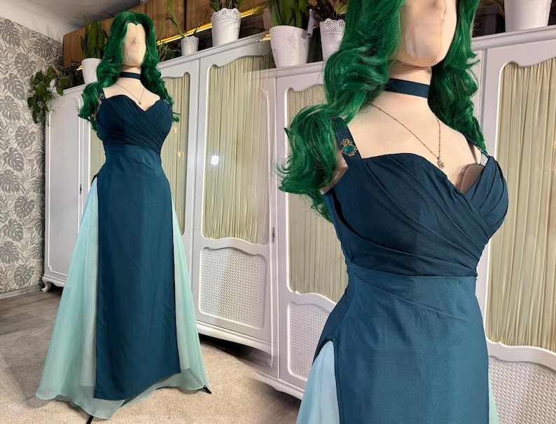 Puede incluir: Un vestido de fiesta verde azulado y verde agua con escote coraz&oacute;n y falda fluida. El vestido presenta un corpi&ntilde;o verde azulado oscuro y una falda verde agua m&aacute;s clara. Una peluca verde y una gargantilla completan el look.