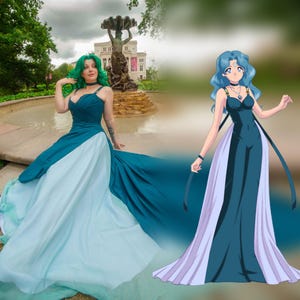 Puede incluir: Un vestido de cosplay verde azulado y azul claro con una falda fluida. El vestido presenta un escote coraz&oacute;n y una larga cola. La imagen tambi&eacute;n incluye una ilustraci&oacute;n de dibujos animados del vestido. La persona de la imagen tiene el pelo verde.